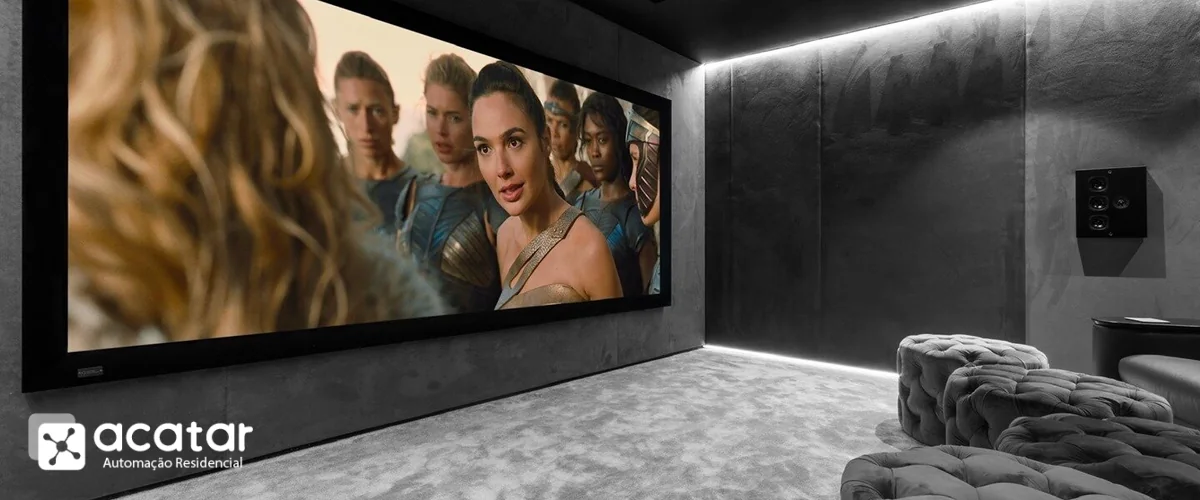 Sala de home theater com revestimentos acústicos integrados à arquitetura