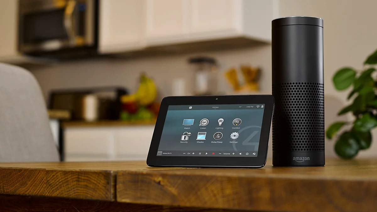 Amazon Alexa ao lado de painel para controle integrado da automação residencial