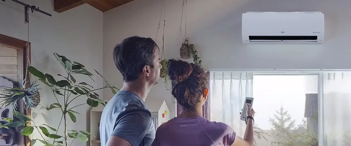Casal controlando o ar-condicionado de uma residência automatizada