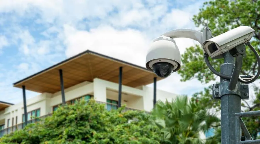 Câmeras de segurança monitorando a área externa de uma residência