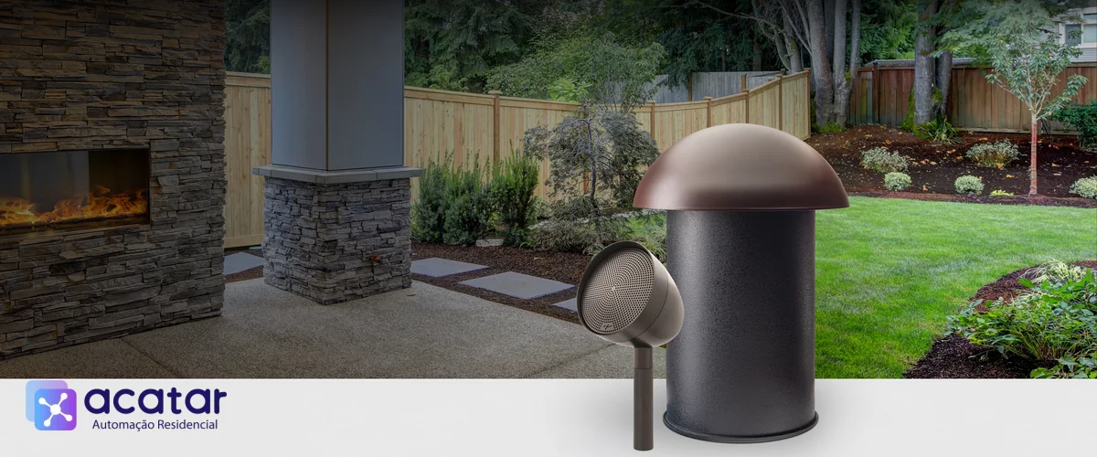Caixas de som externas do tipo satélite e subwoofer instaladas em um jardim