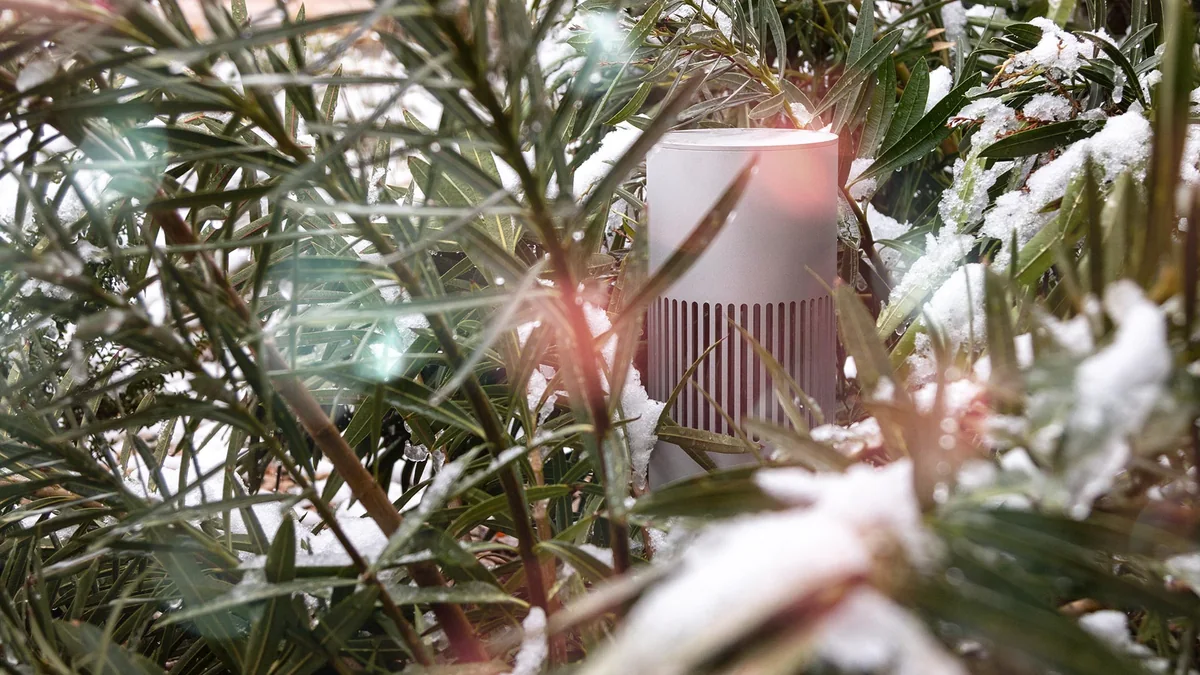 Caixa de som Bollard instalada entre a vegetação e resistente à neve