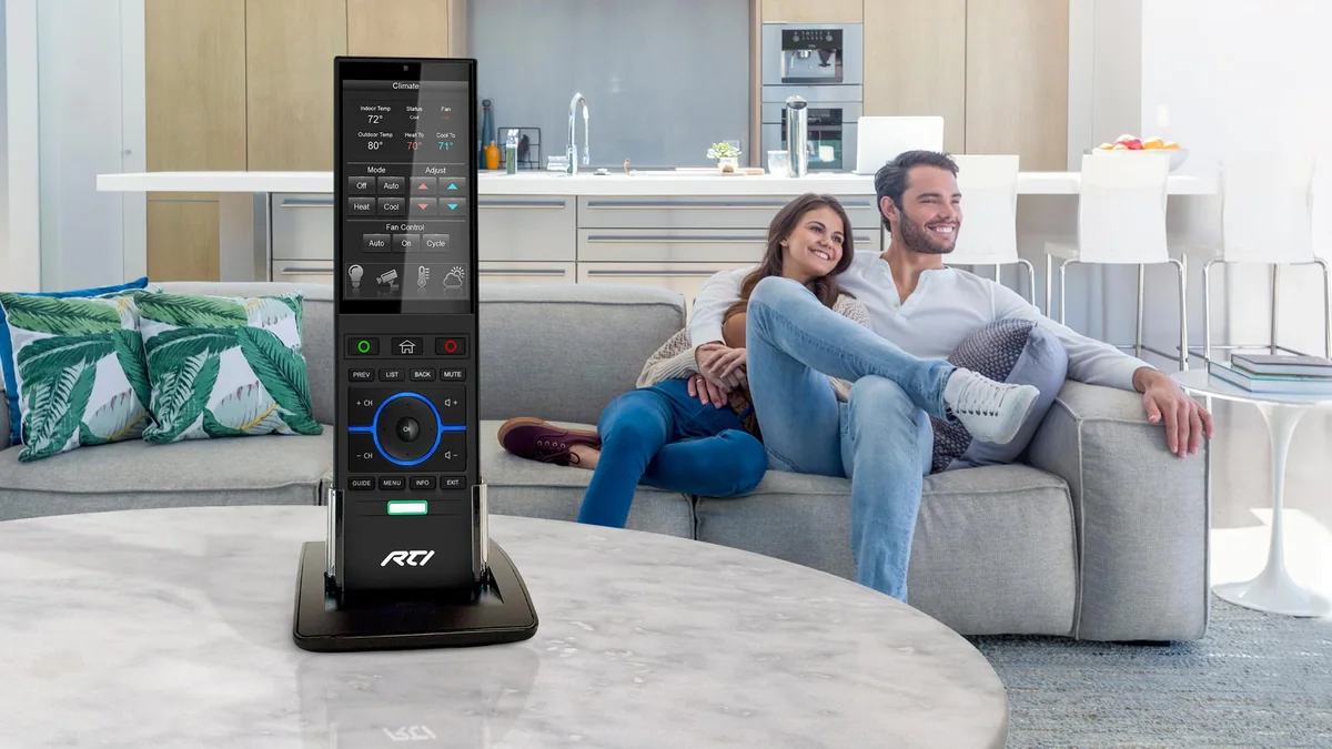 Casal utilizando um controle remoto inteligente em uma sala residencial