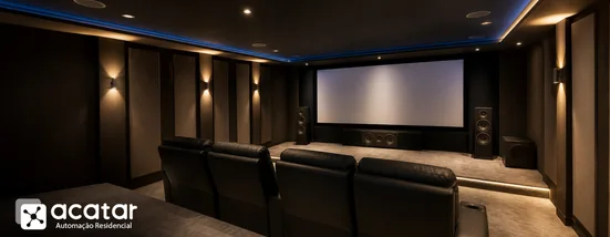 Sala de cinema residencial com caixas de teto para Dolby Atmos