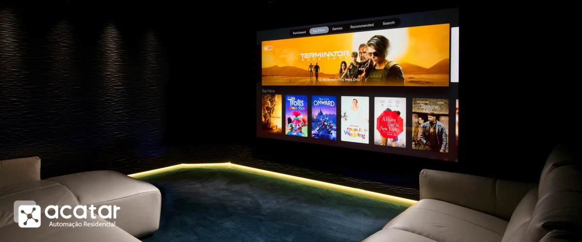 Sala dedicada de home cinema com identidade visual da Acatar Automação