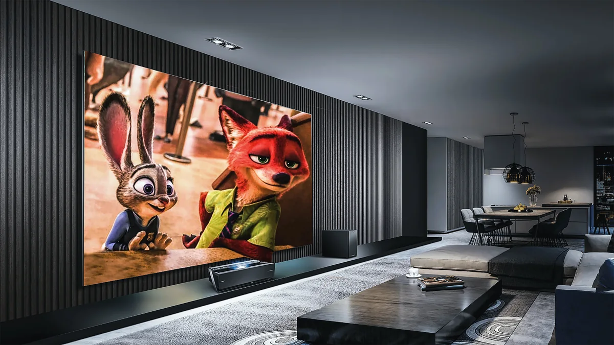 Sala de home cinema com tela ampla, sofá e layout planejado para conforto visual