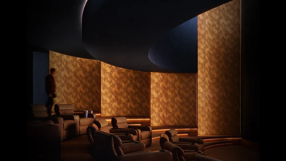 Sala de home cinema com painéis e revestimentos para tratamento acústico