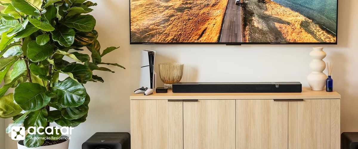 Soundbar instalada em sala de TV com identidade visual da Acatar Automação