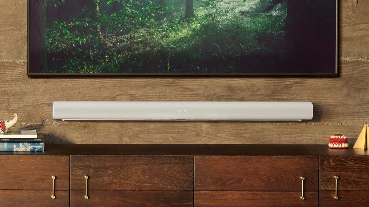 Soundbar instalada abaixo da televisão em uma sala residencial