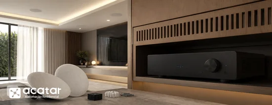 Kit de som ambiente com amplificador e caixas de teto