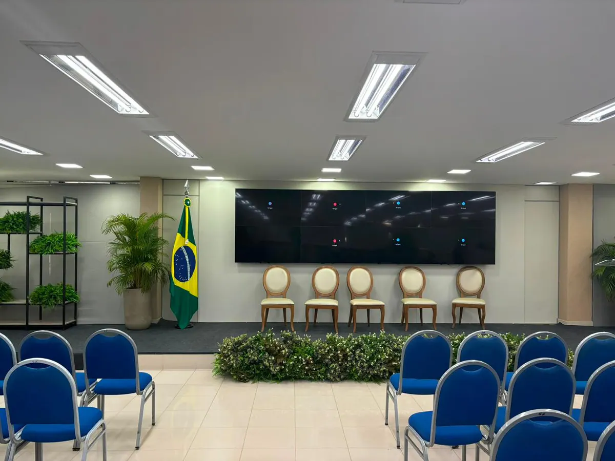 Auditório corporativo com painel de LED instalado no palco