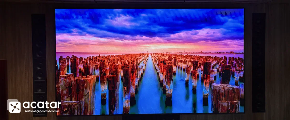Painel de LED instalado em um ambiente de home cinema