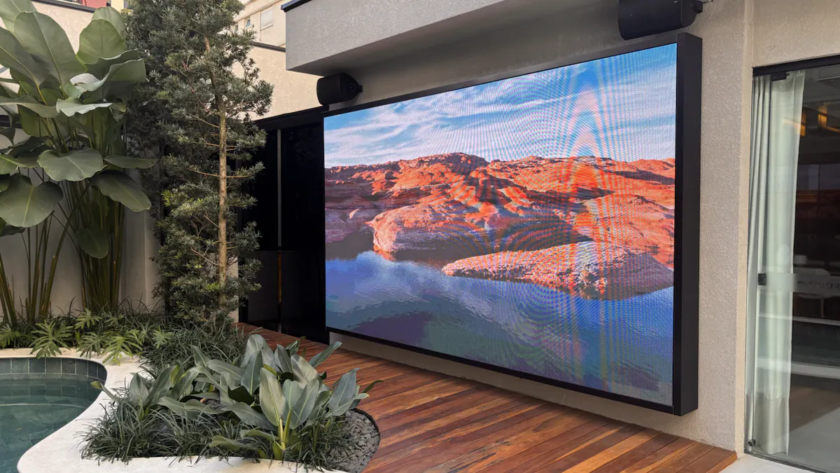 Painel de LED outdoor instalado em uma área externa com piscina