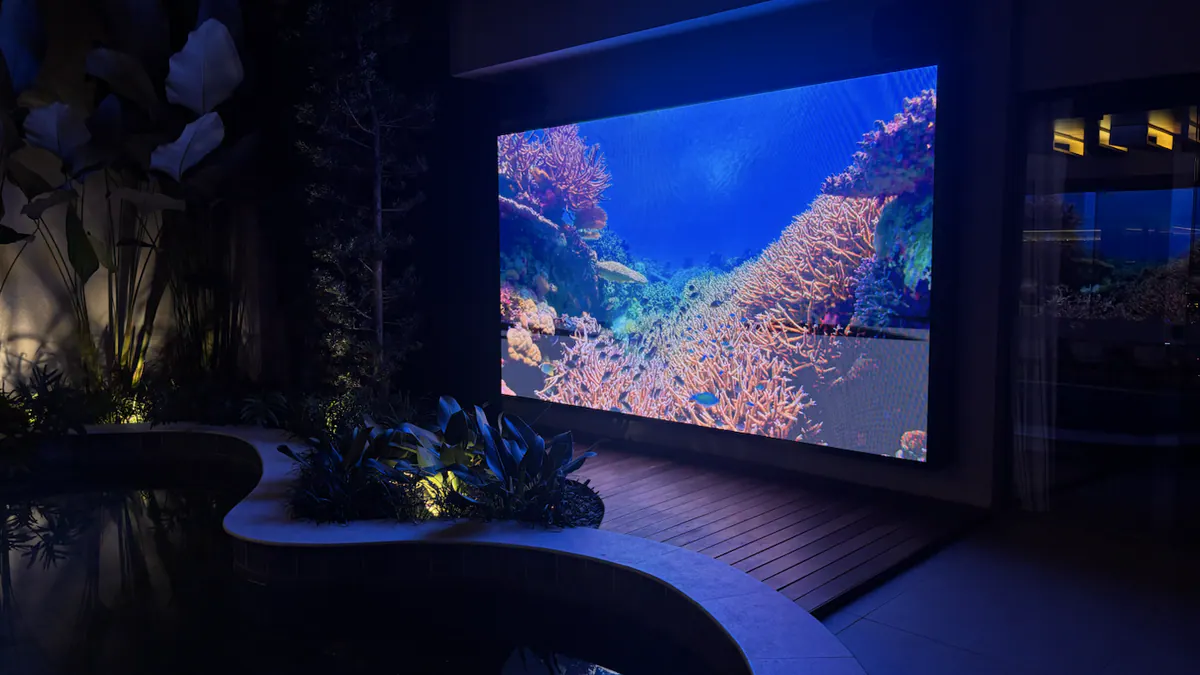 Painel de LED exibindo imagens em uma área de piscina durante a noite