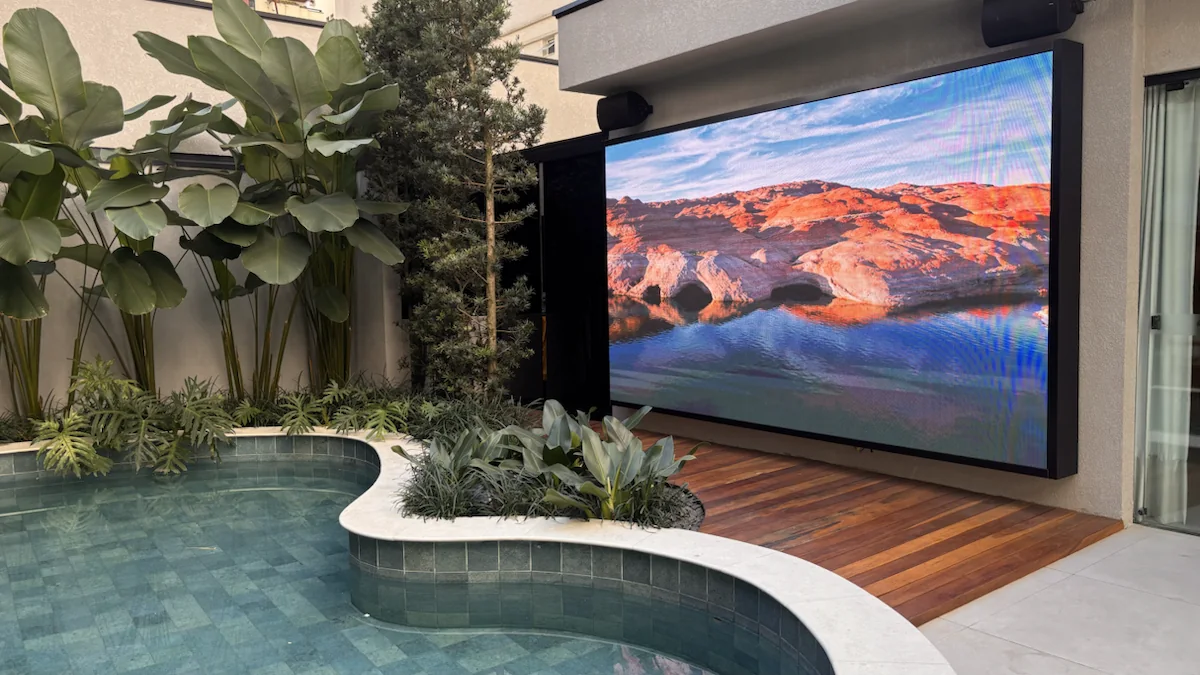 Painel de LED outdoor instalado próximo a uma piscina residencial
