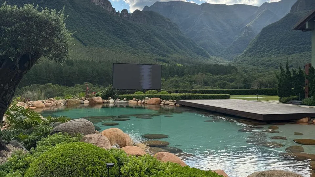 Painel de LED outdoor integrado ao paisagismo de uma área externa residencial