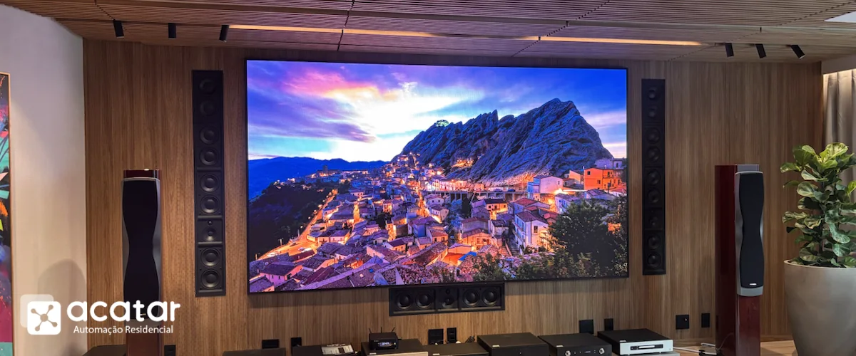 Home cinema residencial com painel de LED e sistema de áudio de alta performance