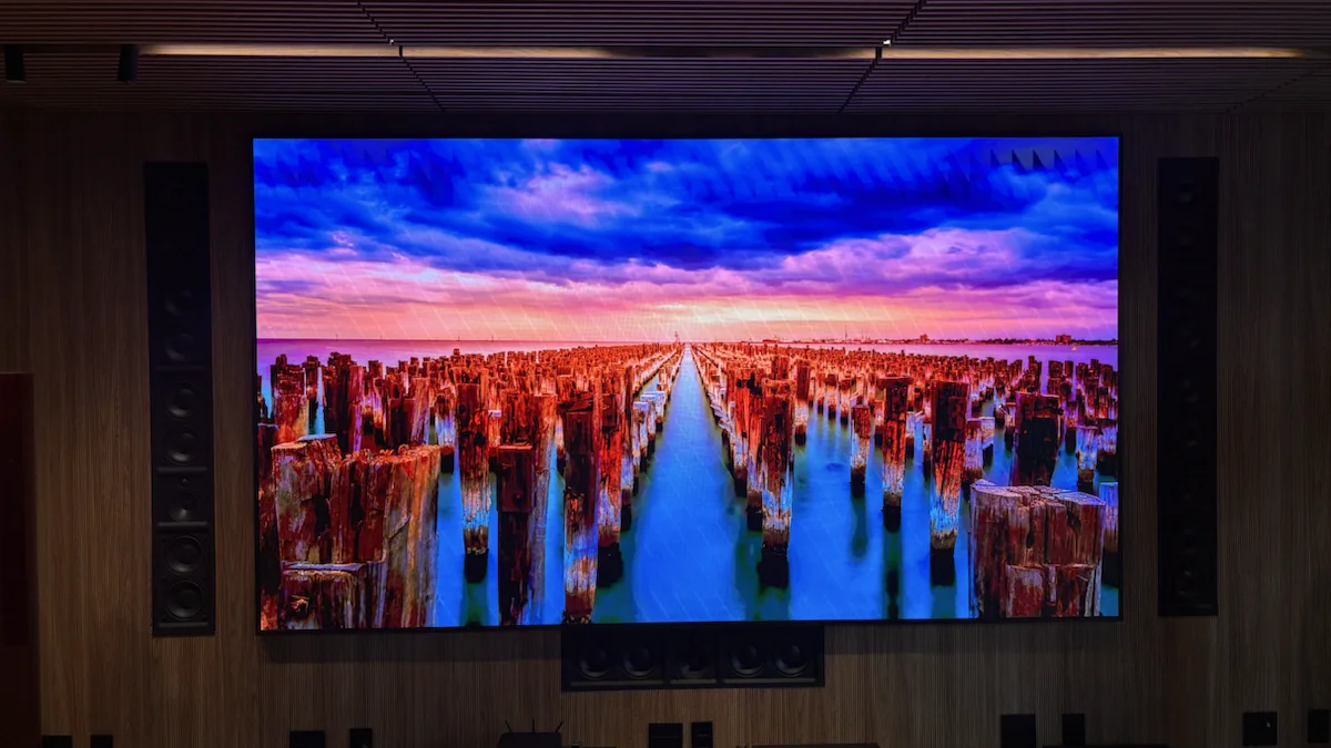 Painel de LED integrado a um home cinema residencial com caixas acústicas embutidas