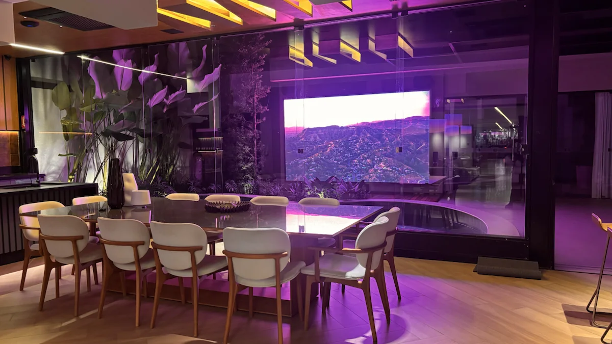 Área gourmet residencial integrada à piscina e a um painel de LED externo