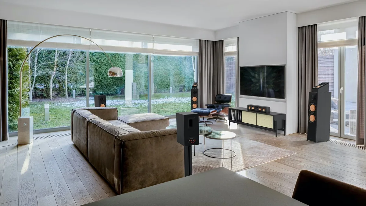 Sala residencial com sistema de áudio surround para complementar a experiência de projeção