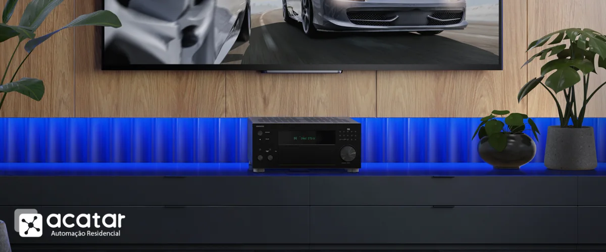 Receiver instalado em um sistema de áudio e vídeo residencial com identidade visual da Acatar Automação