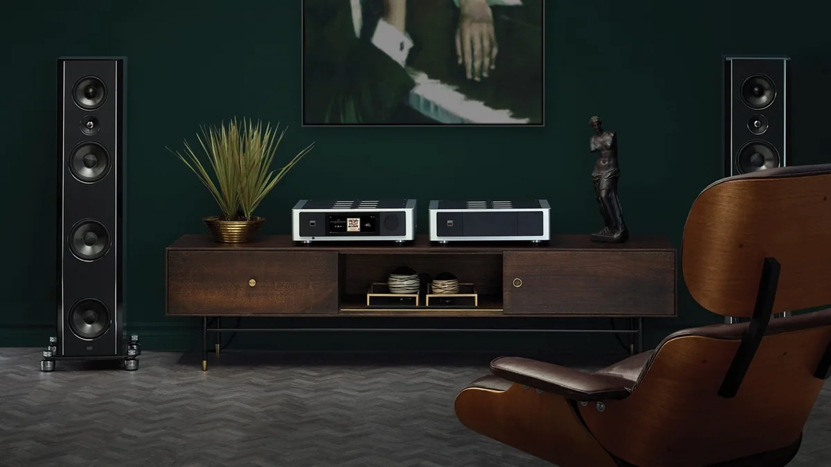 Sistema de áudio residencial com eletrônica para comparar a aplicação de receiver e amplificador