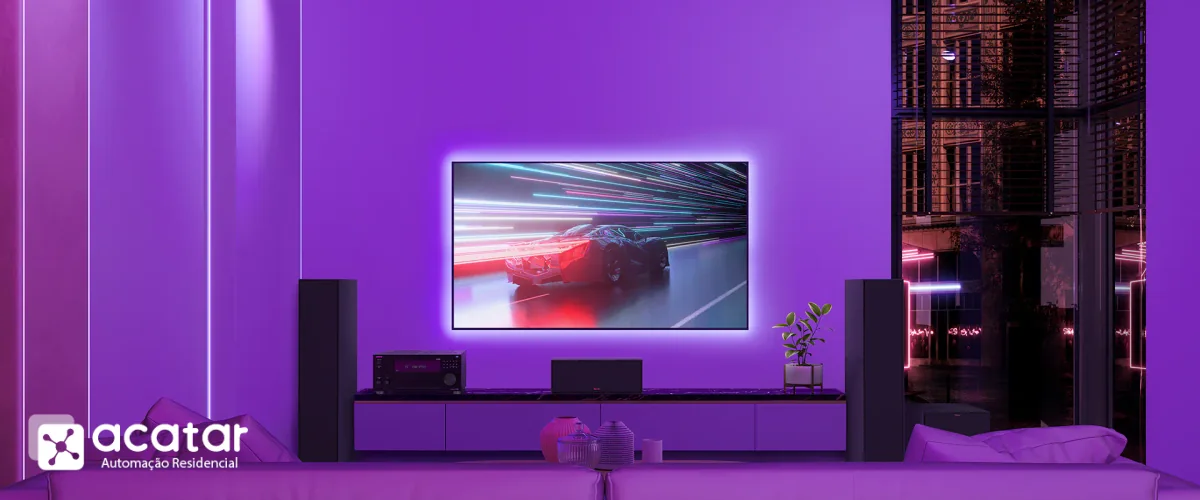 Sistema de caixas acústicas surround em sala residencial com identidade visual da Acatar Automação
