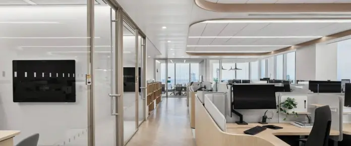 Escritório corporativo com iluminação automatizada
